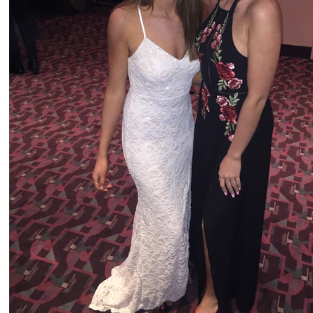 CREME WHITE PROM DRESS - Picture 5 of 5